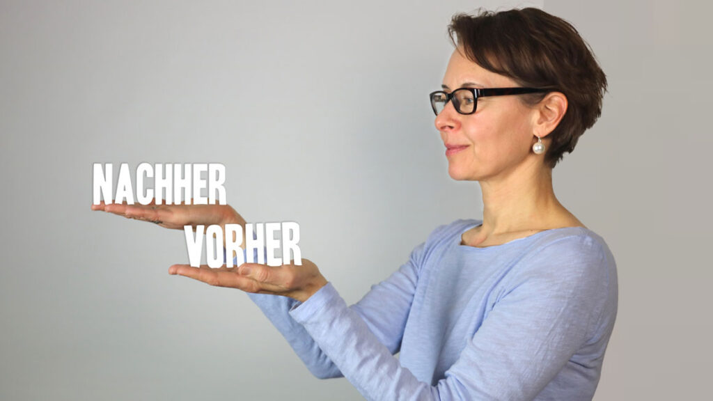 Daniela Gerlach lächelt freundlich und hält visuell einen weißen Schriftzug auf ihren flachen Händen, es steht dort "Nachher Vorher".
